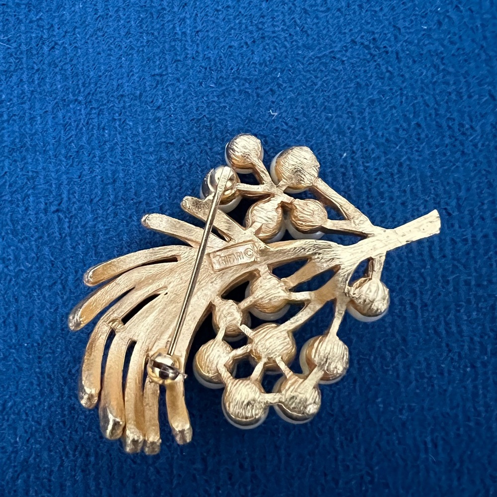 Vintage Iconic CROWN TRIFARI Brushed Gold Tone Leaf Faux Pearl Brooch/Pin - Picture 4 of 5